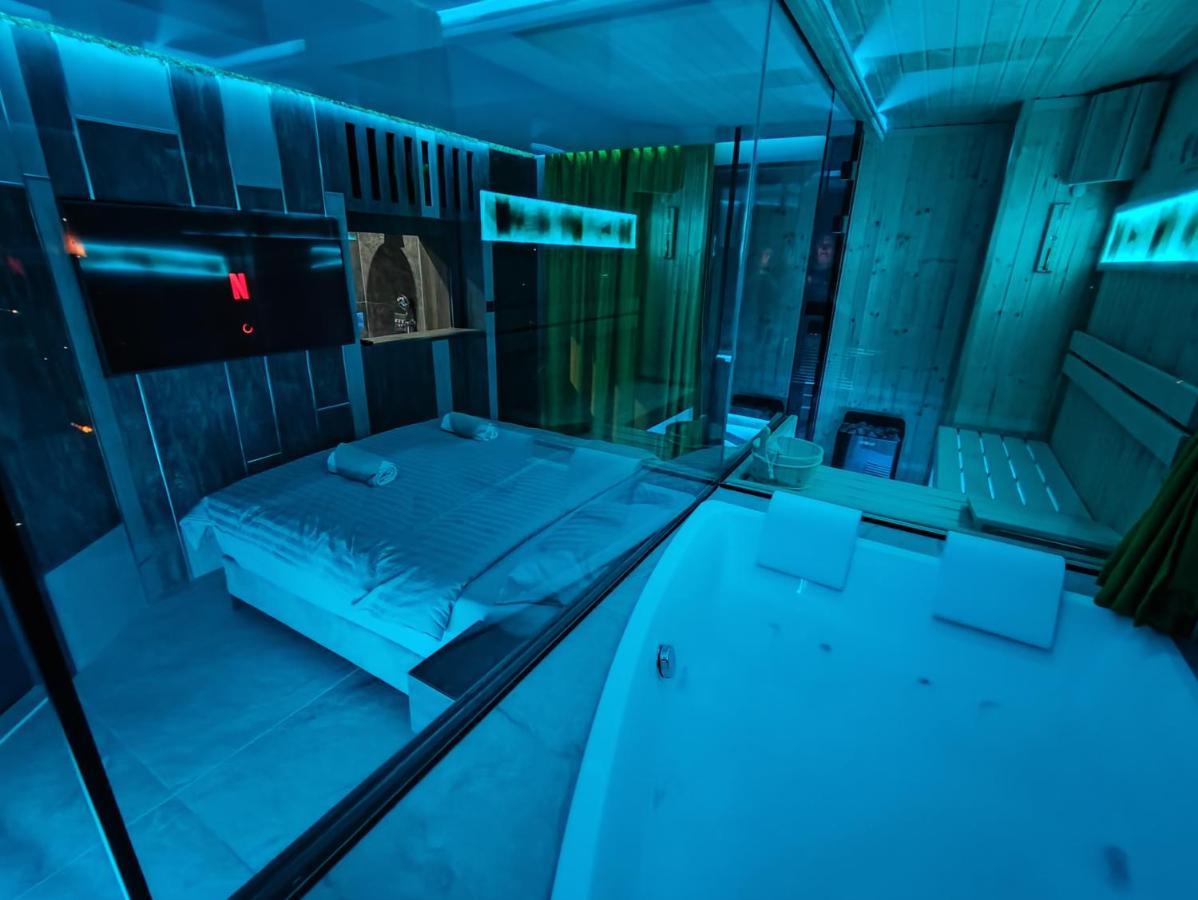 Smart Luxury Penthouse - Private Sauna, Hot-tub, Cinema At The Location In Appartamento *