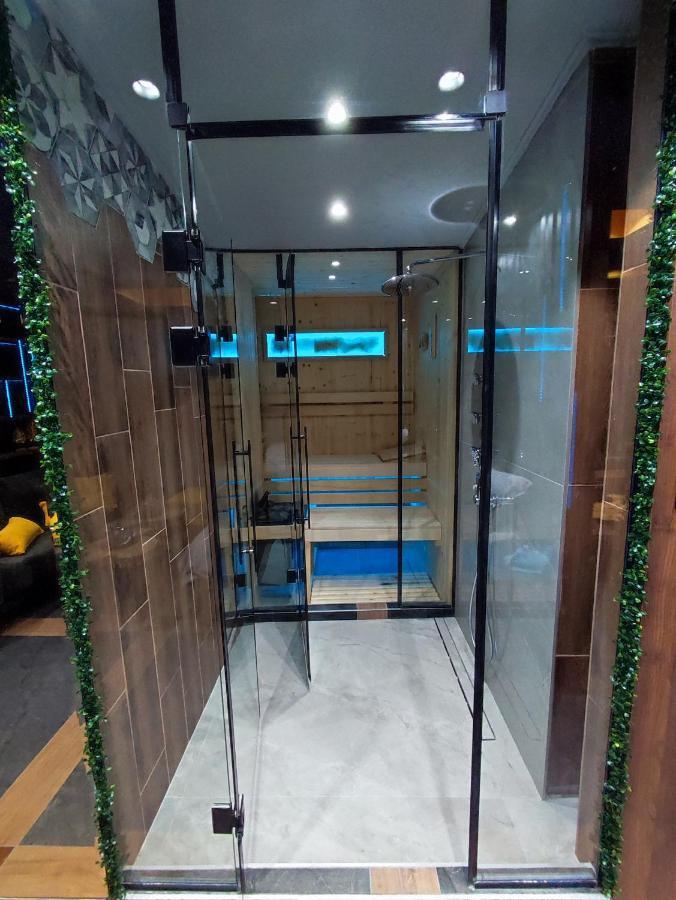 Smart Luxury Penthouse - Private Sauna, Hot-tub, Cinema At The Location In