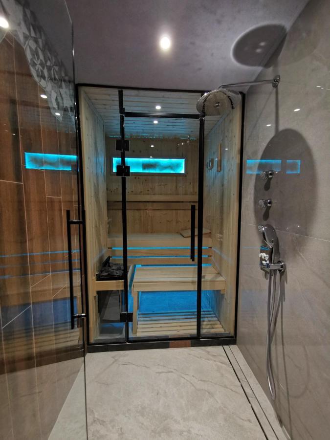 Smart Luxury Penthouse - Private Sauna, Hot-tub, Cinema At The Location In Appartamento *