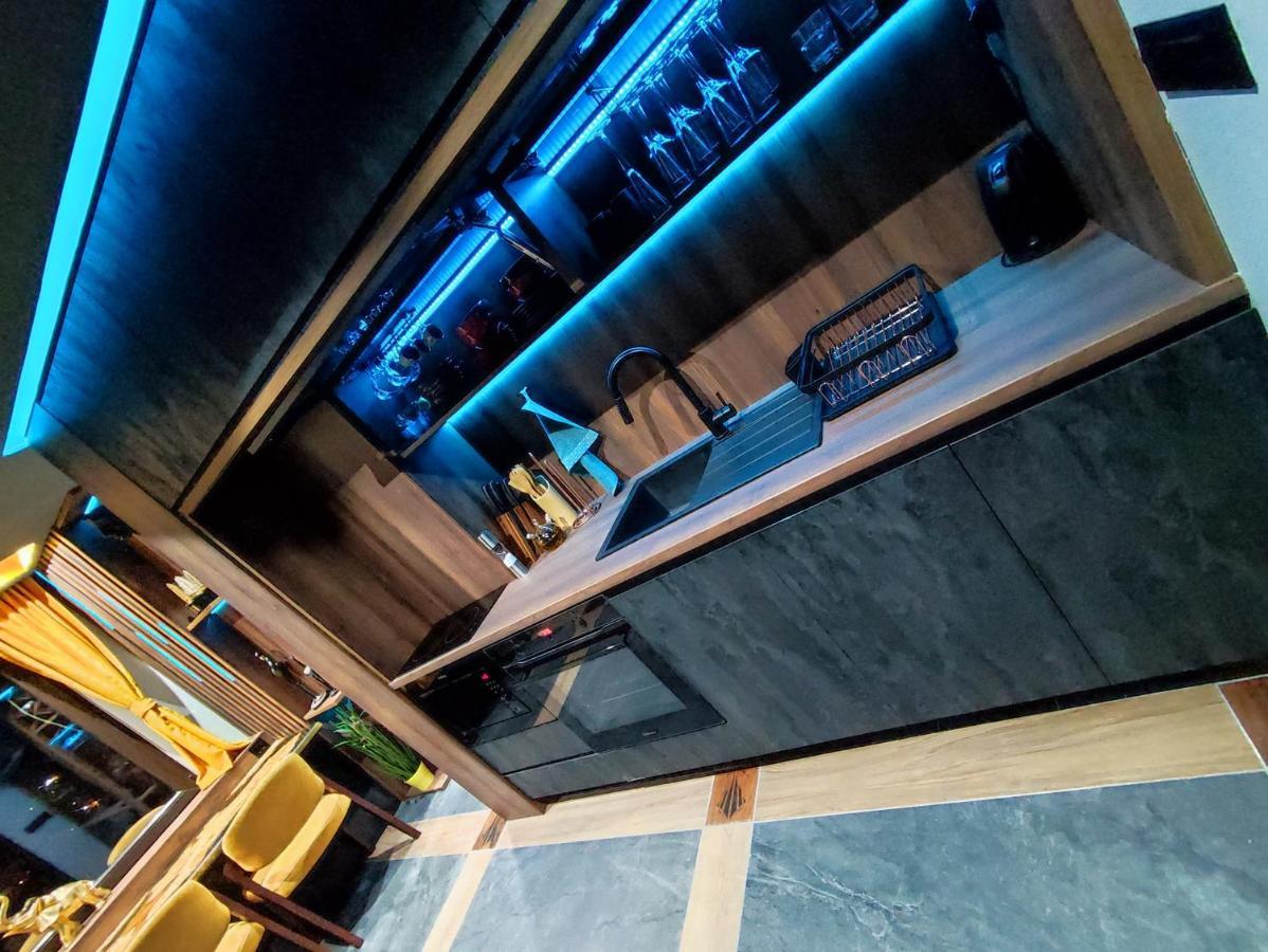 Smart Luxury Penthouse - Private Sauna, Hot-tub, Cinema At The Location In