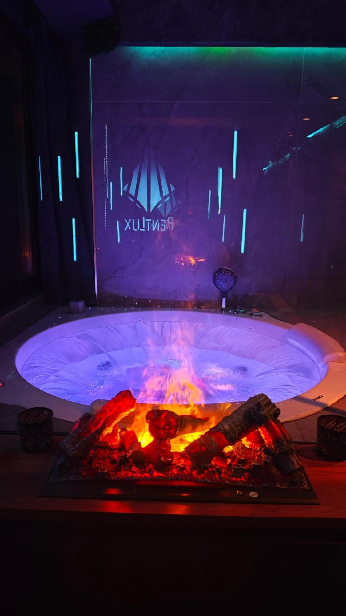 Smart Luxury Penthouse - Private Sauna, Hot-tub, Cinema At The Location In Appartement
