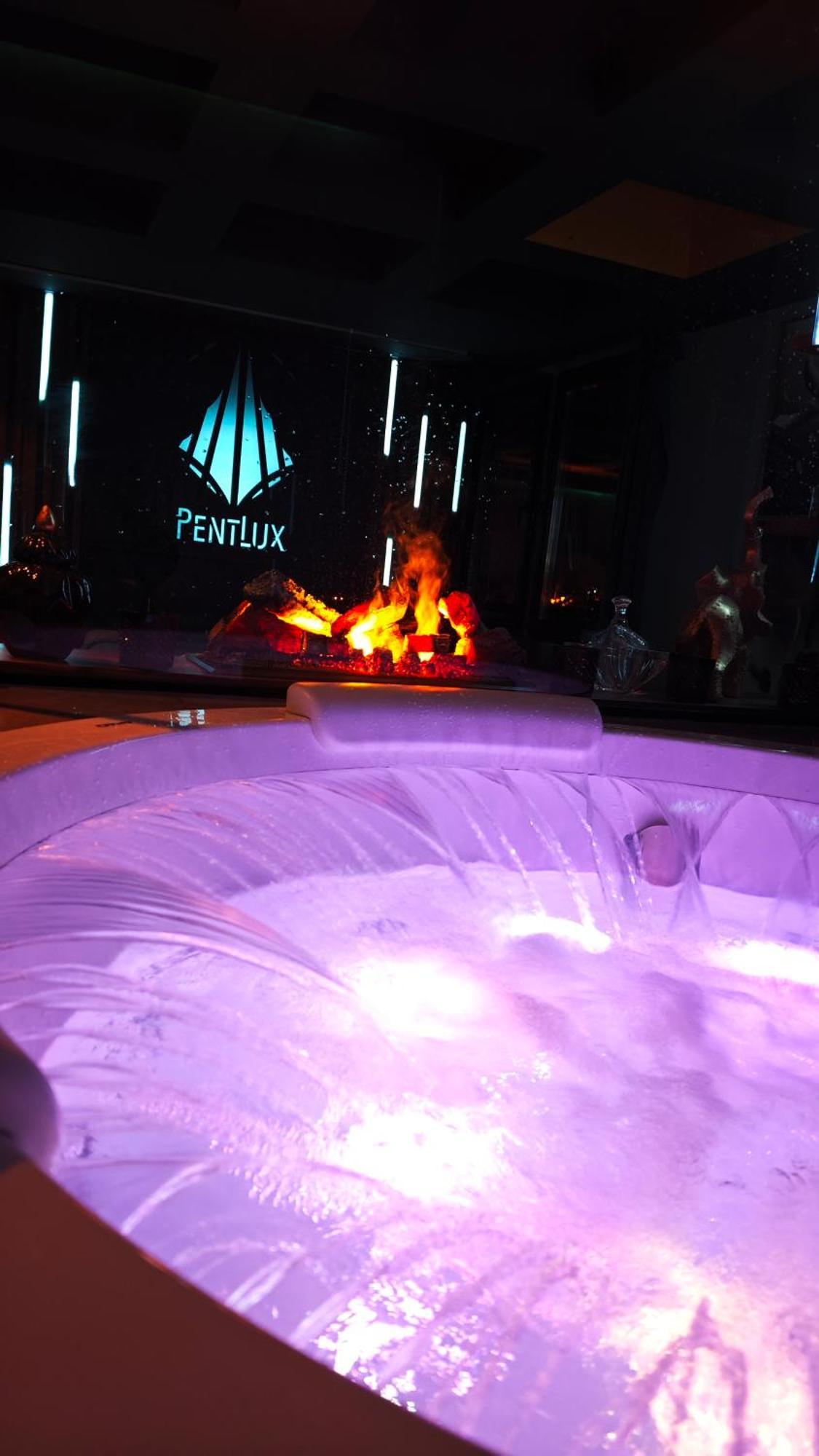 Smart Luxury Penthouse - Private Sauna, Hot-tub, Cinema At The Location In