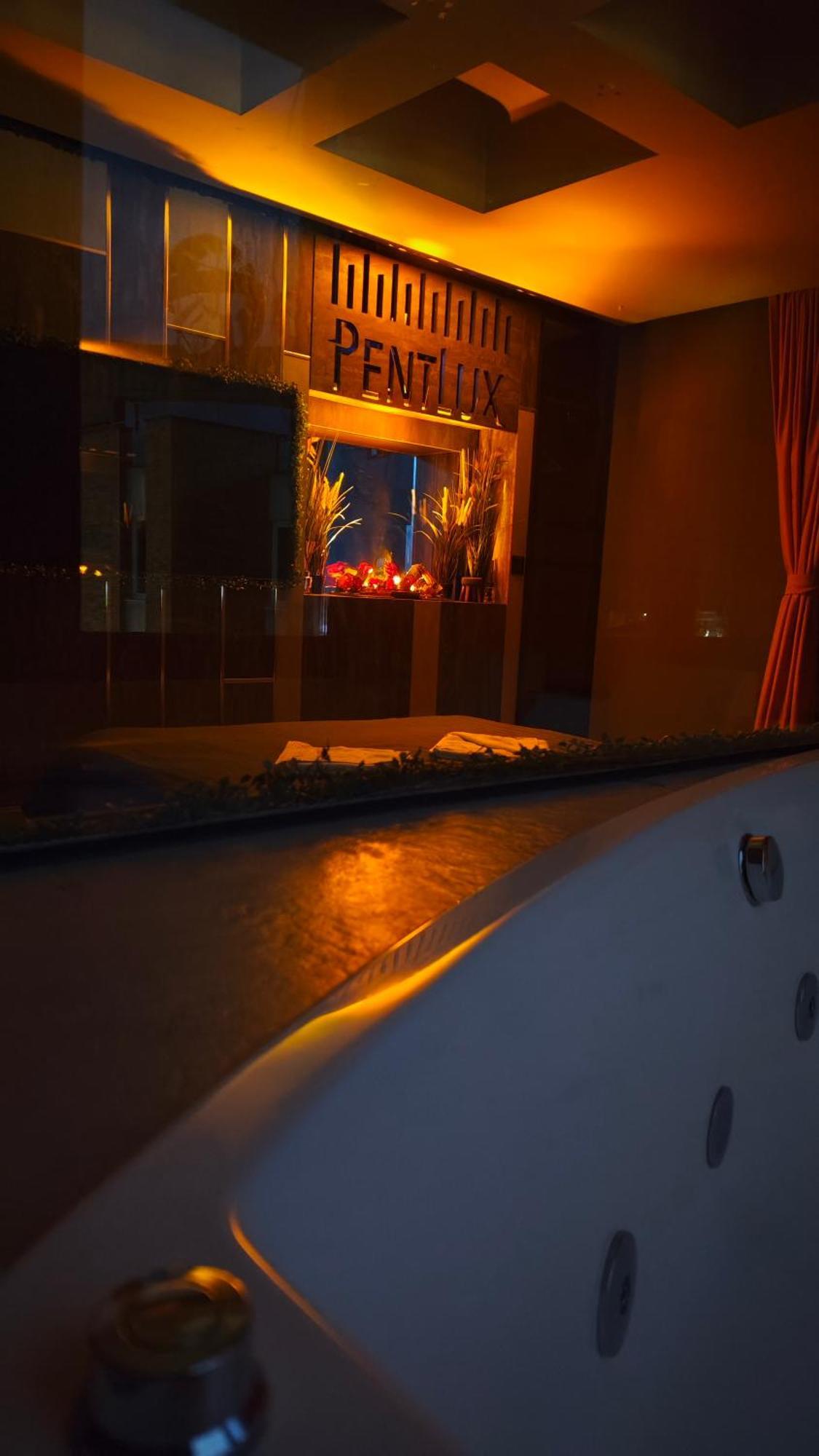 Smart Luxury Penthouse - Private Sauna, Hot-tub, Cinema At The Location In
